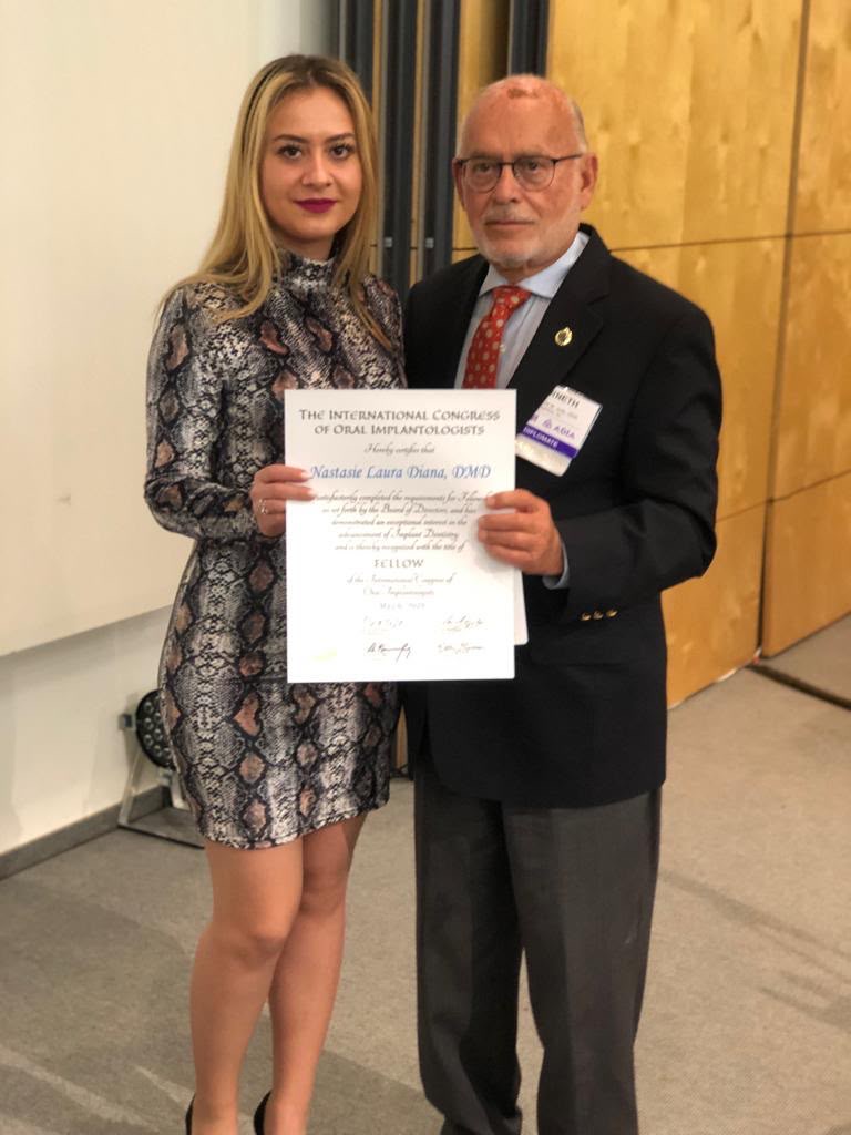 Dr. Laura Darawsha primind o diplomă la Congresul Internațional al Implantologilor