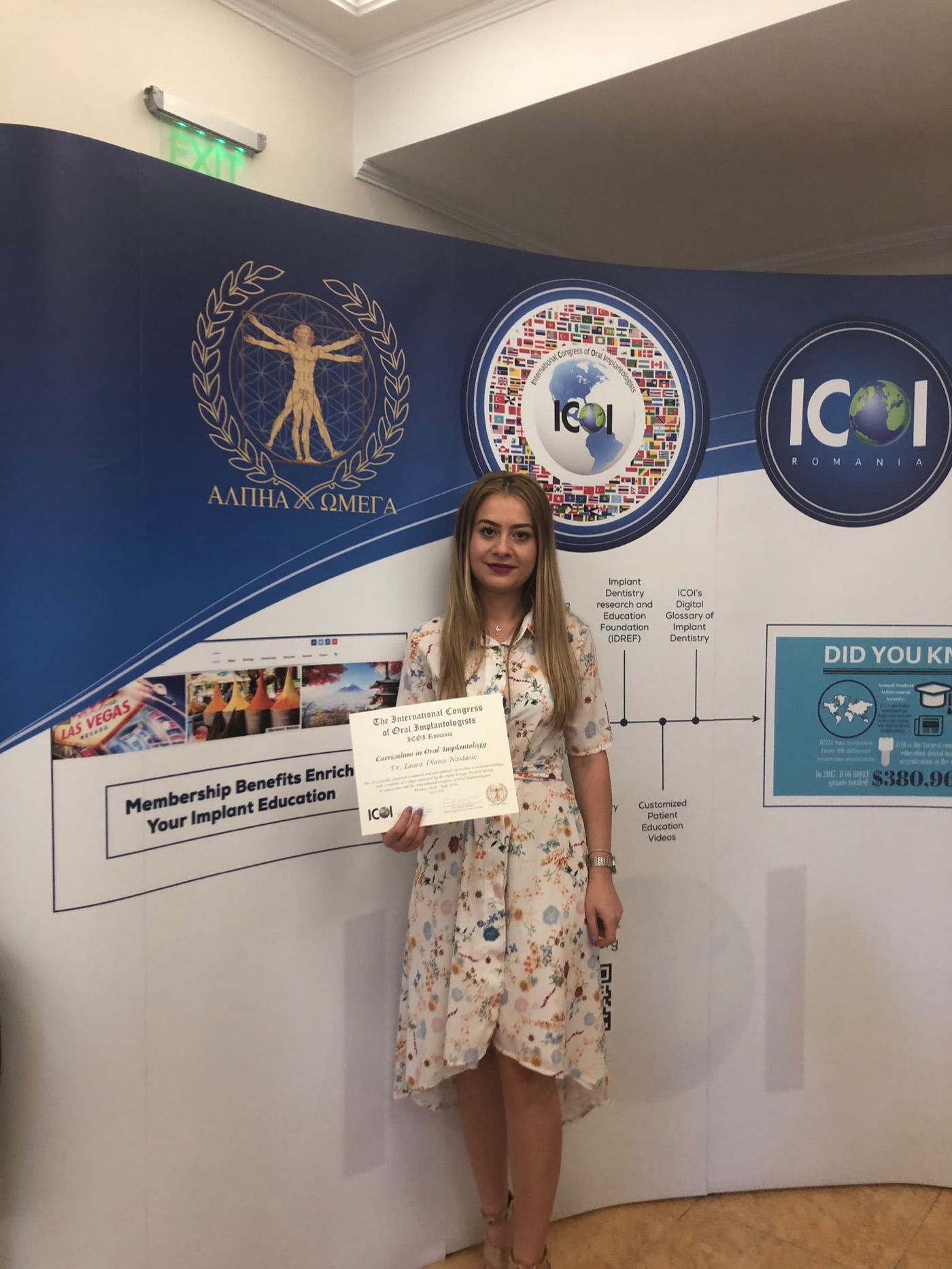 Dr. Laura Darawsha cu diploma, la Congresul Internațional al Implantologilor